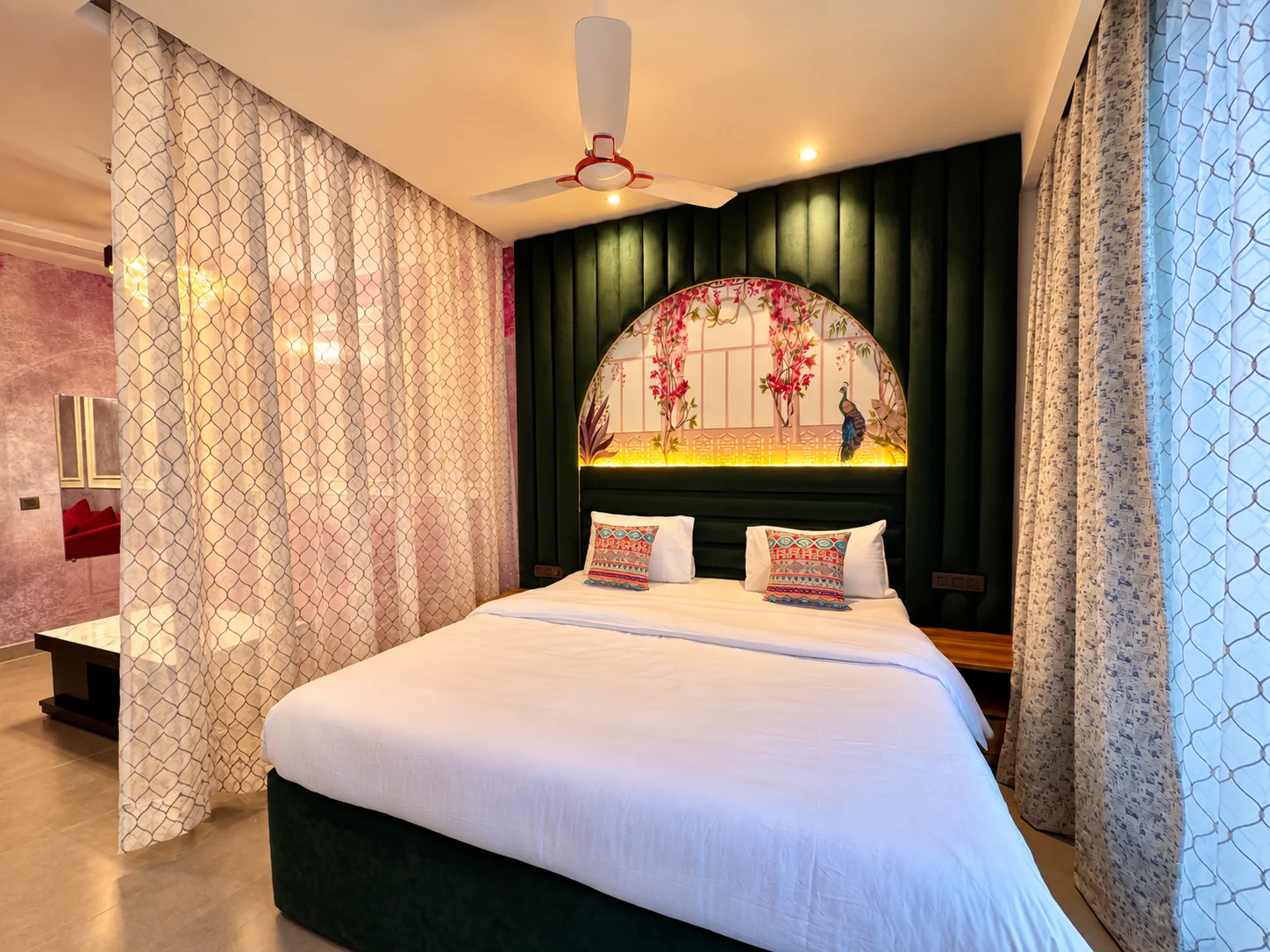ScarletSky 31 king bed with sheer curtains and mural