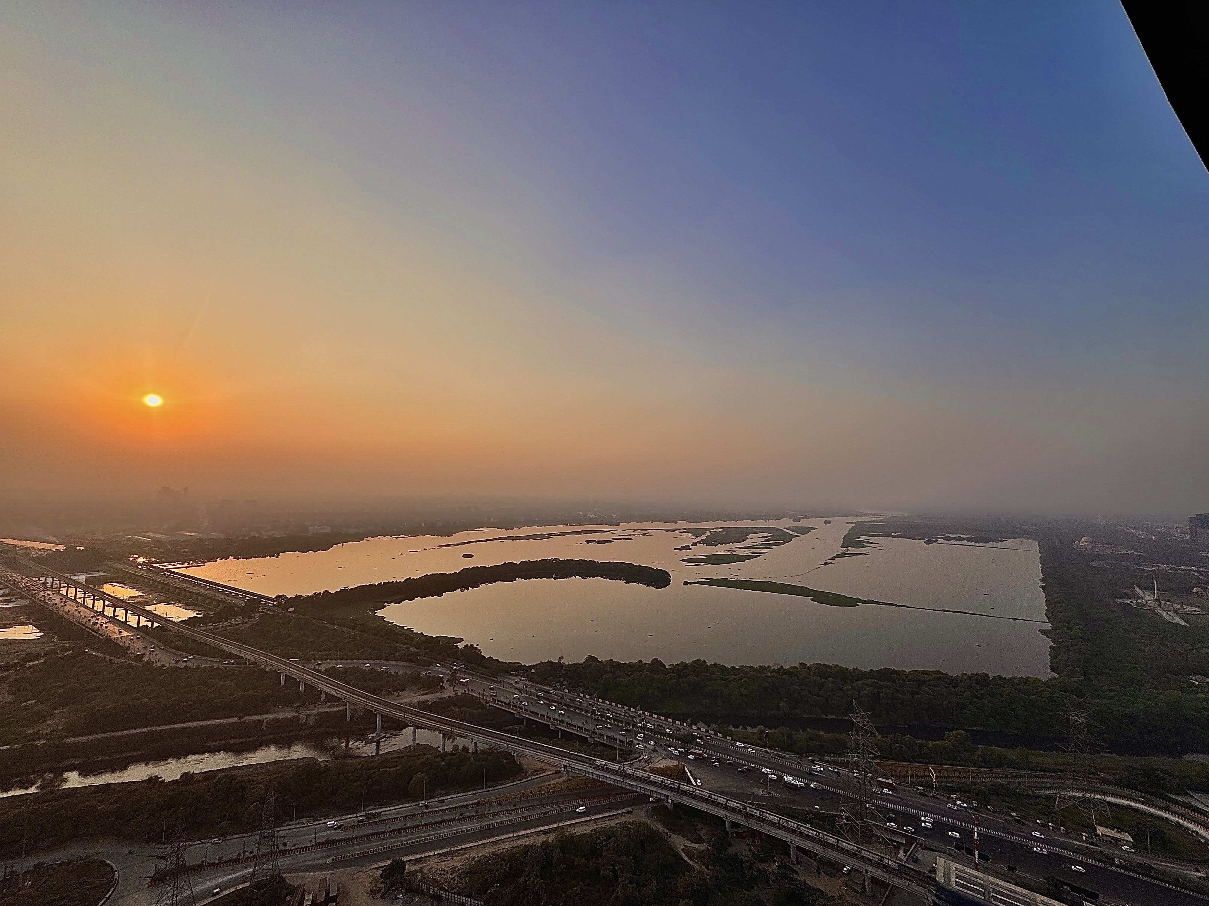 Supernova Spira Sector 94 Noida – Eleve 31 golden Yamuna river sunset view from high-rise balcony, Supernova 94 luxury apartments