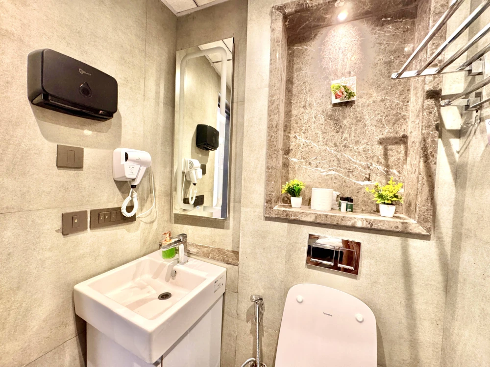 Supernova Spira Sector 94 luxury bathroom – Skyline Stay city view apartment Noida